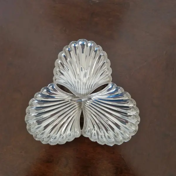 Foto de um(a) Petisqueira em formato de concha, da categoria de Outros utensílios para servir. Antiga e linda petisqueira em formato de concha, peça decorativa em prata 90. Medidas : altura 15 cm x diâmetro 18 cm x... Mostrado de uma perspectiva diferente. Vendido no marketplace Trésors.