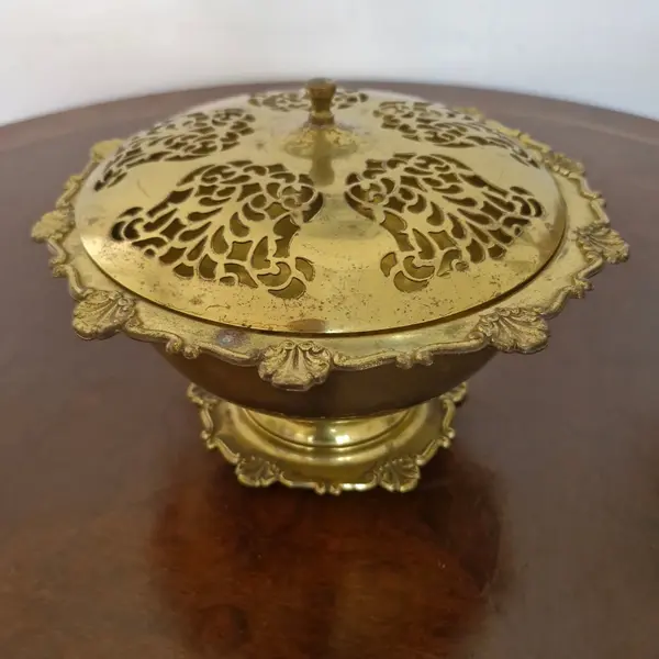 Foto de um(a) Antigo centro de mesa/bomboniere em metal, da categoria de Centro de mesa. Antigo centro de mesa / bomboniere em metal vazado dourado. Medidas : diâmetro 23 cm x altura 14 cm. Mostrado de uma perspectiva diferente. Vendido no marketplace Trésors.