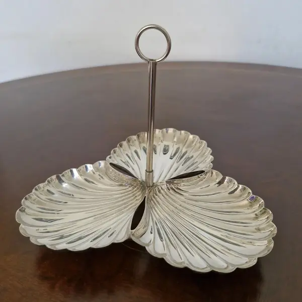 Foto de um(a) Petisqueira em formato de concha, da categoria de Outros utensílios para servir. Antiga e linda petisqueira em formato de concha, peça decorativa em prata 90. Medidas : altura 15 cm x diâmetro 18 cm x... Mostrado de uma perspectiva diferente. Vendido no marketplace Trésors.