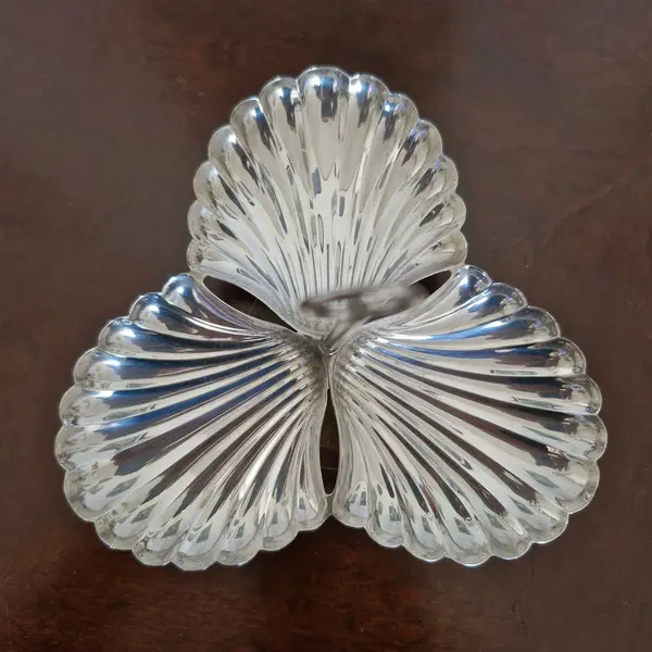 Foto de um(a) Petisqueira em formato de concha, da categoria de Outros utensílios para servir. Antiga e linda petisqueira em formato de concha, peça decorativa em prata 90. Medidas : altura 15 cm x diâmetro 18 cm x... Mostrado de uma perspectiva diferente. Vendido no marketplace Trésors.