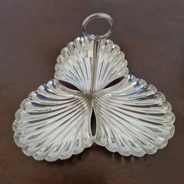 Foto de um(a) Petisqueira em formato de concha, da categoria de Outros utensílios para servir. Antiga e linda petisqueira em formato de concha, peça decorativa em prata 90. Medidas : altura 15 cm x diâmetro 18 cm x... Mostrado de uma perspectiva diferente. Vendido no marketplace Trésors.