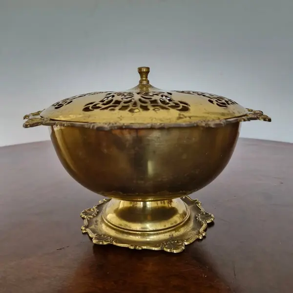 Foto de um(a) Antigo centro de mesa/bomboniere em metal, da categoria de Centro de mesa. Antigo centro de mesa / bomboniere em metal vazado dourado. Medidas : diâmetro 23 cm x altura 14 cm. Mostrado de uma perspectiva diferente. Vendido no marketplace Trésors.