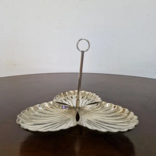 Foto de um(a) Petisqueira em formato de concha, da categoria de Outros utensílios para servir. Antiga e linda petisqueira em formato de concha, peça decorativa em prata 90. Medidas : altura 15 cm x diâmetro 18 cm x... Mostrado de uma perspectiva diferente. Vendido no marketplace Trésors.