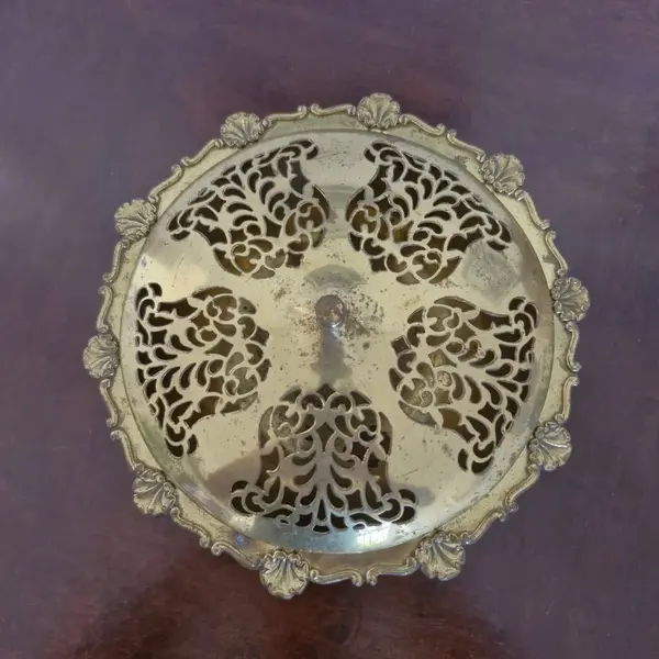 Foto de um(a) Antigo centro de mesa/bomboniere em metal, da categoria de Centro de mesa. Antigo centro de mesa / bomboniere em metal vazado dourado. Medidas : diâmetro 23 cm x altura 14 cm. Mostrado de uma perspectiva diferente. Vendido no marketplace Trésors.