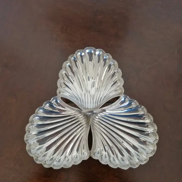 Foto de um(a) Petisqueira em formato de concha, da categoria de Outros utensílios para servir. Antiga e linda petisqueira em formato de concha, peça decorativa em prata 90. Medidas : altura 15 cm x diâmetro 18 cm x... Mostrado de uma perspectiva diferente. Vendido no marketplace Trésors.