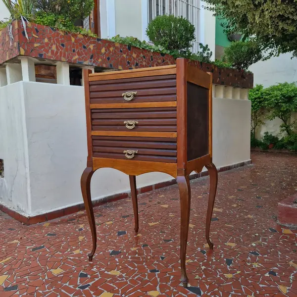 Foto de um(a) Mesa alta de cabeceira com pés chipandelle, da categoria de Mesas laterais. Mesa alta de cabeceira com pés chipandelle, possui três gavetas grandes com lindos puxadores em bronze. Medidas : altura... Mostrado de uma perspectiva diferente. Vendido no marketplace Trésors.