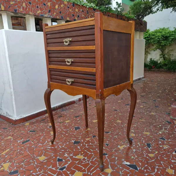 Foto de um(a) Mesa alta de cabeceira com pés chipandelle, da categoria de Mesas laterais. Mesa alta de cabeceira com pés chipandelle, possui três gavetas grandes com lindos puxadores em bronze. Medidas : altura... Mostrado de uma perspectiva diferente. Vendido no marketplace Trésors.