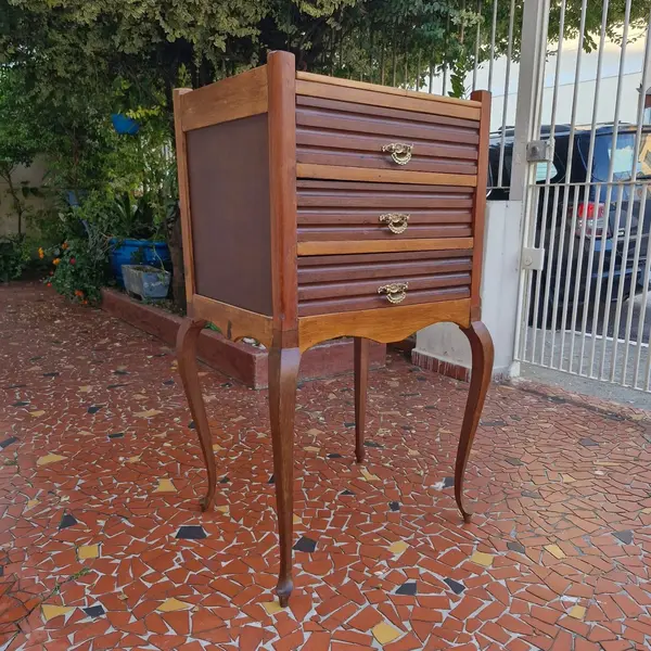 Foto de um(a) Mesa alta de cabeceira com pés chipandelle, da categoria de Mesas laterais. Mesa alta de cabeceira com pés chipandelle, possui três gavetas grandes com lindos puxadores em bronze. Medidas : altura... Mostrado de uma perspectiva diferente. Vendido no marketplace Trésors.