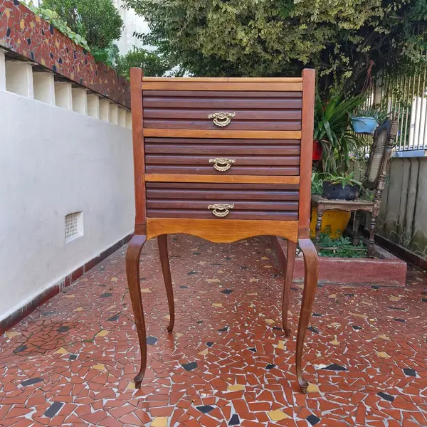 Foto de um(a) Mesa alta de cabeceira com pés chipandelle, da categoria de Mesas laterais. Mesa alta de cabeceira com pés chipandelle, possui três gavetas grandes com lindos puxadores em bronze. Medidas : altura... Mostrado de uma perspectiva diferente. Vendido no marketplace Trésors.