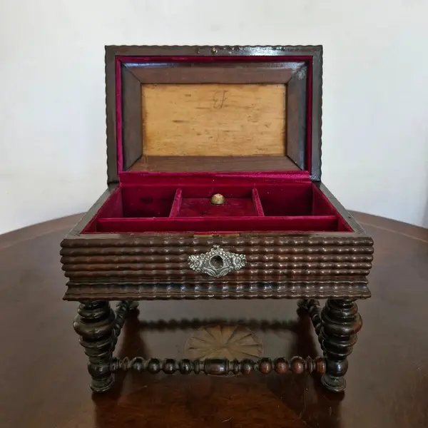Foto de um(a) Caixa de música e porta jóias antigo, da categoria de Porta-Jóias. Magnifica caixa de música e porta jóias antigo, fabricado na década de 30. Produzido artesanalmente em madeira jacarandá da... Mostrado de uma perspectiva diferente. Vendido no marketplace Trésors.