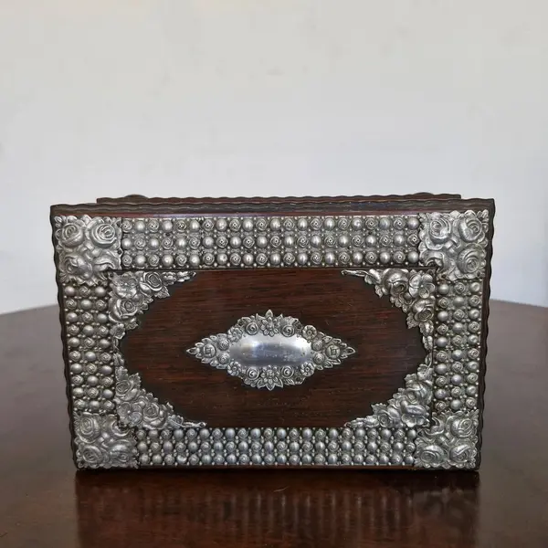 Foto de um(a) Caixa de música e porta jóias antigo, da categoria de Porta-Jóias. Magnifica caixa de música e porta jóias antigo, fabricado na década de 30. Produzido artesanalmente em madeira jacarandá da... Mostrado de uma perspectiva diferente. Vendido no marketplace Trésors.