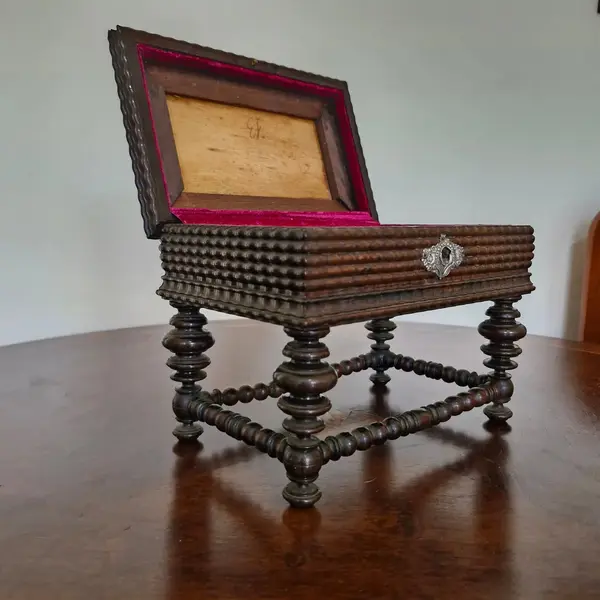 Foto de um(a) Caixa de música e porta jóias antigo, da categoria de Porta-Jóias. Magnifica caixa de música e porta jóias antigo, fabricado na década de 30. Produzido artesanalmente em madeira jacarandá da... Mostrado de uma perspectiva diferente. Vendido no marketplace Trésors.