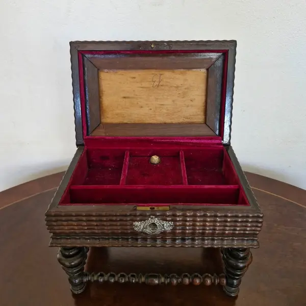 Foto de um(a) Caixa de música e porta jóias antigo, da categoria de Porta-Jóias. Magnifica caixa de música e porta jóias antigo, fabricado na década de 30. Produzido artesanalmente em madeira jacarandá da... Mostrado de uma perspectiva diferente. Vendido no marketplace Trésors.