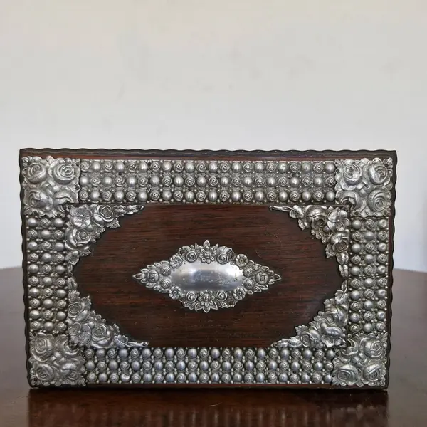 Foto de um(a) Caixa de música e porta jóias antigo, da categoria de Porta-Jóias. Magnifica caixa de música e porta jóias antigo, fabricado na década de 30. Produzido artesanalmente em madeira jacarandá da... Mostrado de uma perspectiva diferente. Vendido no marketplace Trésors.