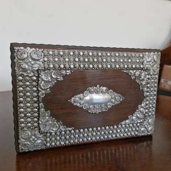 Foto de um(a) Caixa de música e porta jóias antigo, da categoria de Porta-Jóias. Magnifica caixa de música e porta jóias antigo, fabricado na década de 30. Produzido artesanalmente em madeira jacarandá da... Mostrado de uma perspectiva diferente. Vendido no marketplace Trésors.