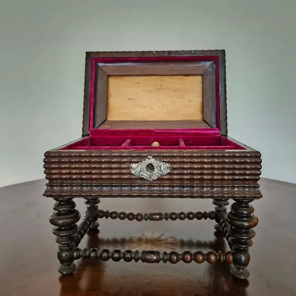 Foto de um(a) Caixa de música e porta jóias antigo, da categoria de Porta-Jóias. Magnifica caixa de música e porta jóias antigo, fabricado na década de 30. Produzido artesanalmente em madeira jacarandá da... Mostrado de uma perspectiva diferente. Vendido no marketplace Trésors.