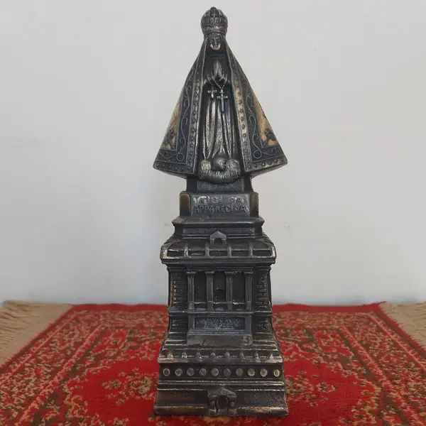 Foto de um(a) Imagem Nossa Senhora Aparecida em metal, da categoria de Objetos religiosos e espirituais. Antiga e linda imagem de Nossa Senhora Aparecida em metal. Medidas: altura 23 cm x largura 8,5 cm. Mostrado de uma perspectiva diferente. Vendido no marketplace Trésors.