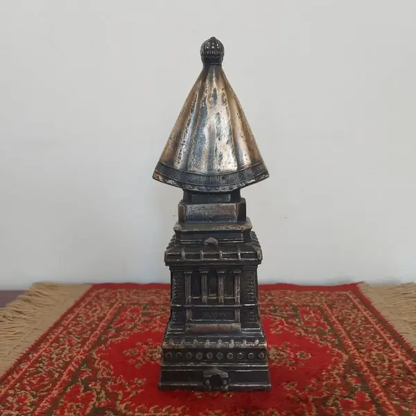 Foto de um(a) Imagem Nossa Senhora Aparecida em metal, da categoria de Objetos religiosos e espirituais. Antiga e linda imagem de Nossa Senhora Aparecida em metal. Medidas: altura 23 cm x largura 8,5 cm. Mostrado de uma perspectiva diferente. Vendido no marketplace Trésors.