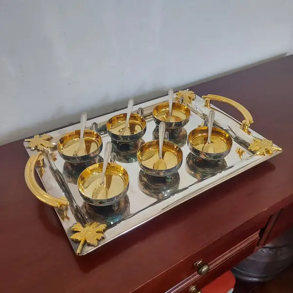 Foto de um(a) Conjunto sobremesa Bel Prata, da categoria de Conjuntos de servir. Antigo e lindo conjunto para sobremesa, Bel Prata, com detalhes em banho dourado,composto de 6 tacinhas e 6 colheres... Mostrado de uma perspectiva diferente. Vendido no marketplace Trésors.
