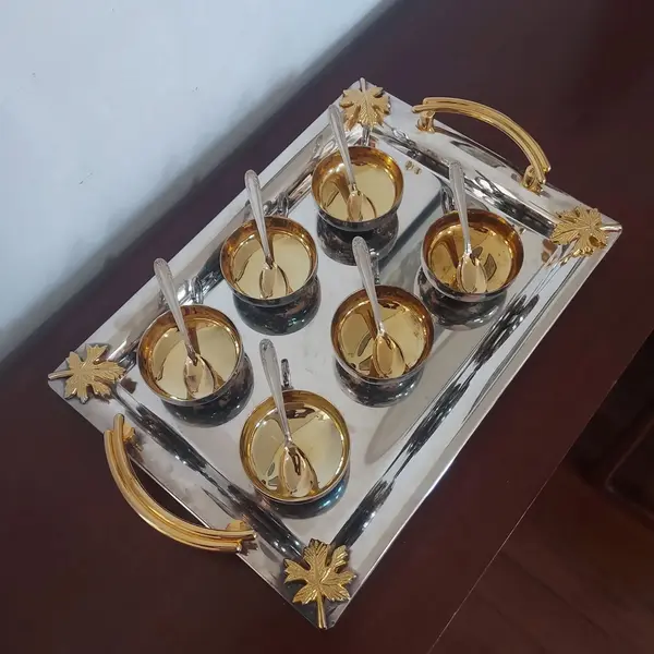 Foto de um(a) Conjunto sobremesa Bel Prata, da categoria de Conjuntos de servir. Antigo e lindo conjunto para sobremesa, Bel Prata, com detalhes em banho dourado,composto de 6 tacinhas e 6 colheres... Mostrado de uma perspectiva diferente. Vendido no marketplace Trésors.