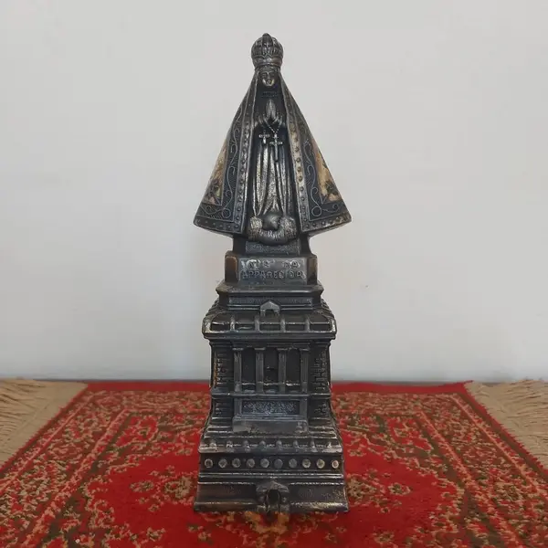 Foto de um(a) Imagem Nossa Senhora Aparecida em metal, da categoria de Objetos religiosos e espirituais. Antiga e linda imagem de Nossa Senhora Aparecida em metal. Medidas: altura 23 cm x largura 8,5 cm. Mostrado de uma perspectiva diferente. Vendido no marketplace Trésors.