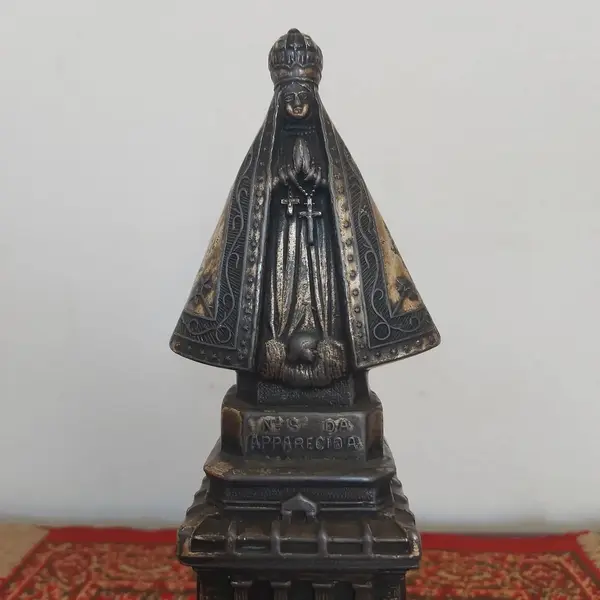 Foto de um(a) Imagem Nossa Senhora Aparecida em metal, da categoria de Objetos religiosos e espirituais. Antiga e linda imagem de Nossa Senhora Aparecida em metal. Medidas: altura 23 cm x largura 8,5 cm. Mostrado de uma perspectiva diferente. Vendido no marketplace Trésors.