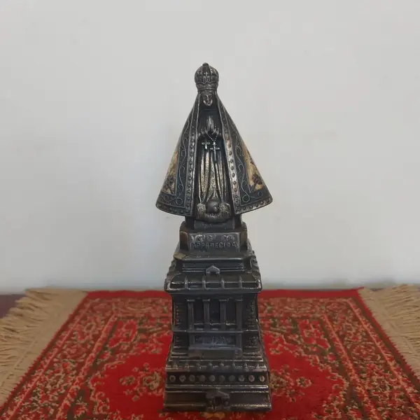 Foto de um(a) Imagem Nossa Senhora Aparecida em metal, da categoria de Objetos religiosos e espirituais. Antiga e linda imagem de Nossa Senhora Aparecida em metal. Medidas: altura 23 cm x largura 8,5 cm. Mostrado de uma perspectiva diferente. Vendido no marketplace Trésors.