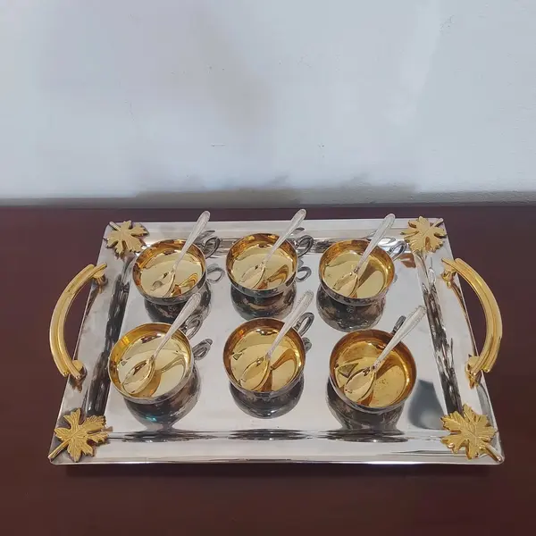 Foto de um(a) Conjunto sobremesa Bel Prata, da categoria de Conjuntos de servir. Antigo e lindo conjunto para sobremesa, Bel Prata, com detalhes em banho dourado,composto de 6 tacinhas e 6 colheres... Mostrado de uma perspectiva diferente. Vendido no marketplace Trésors.