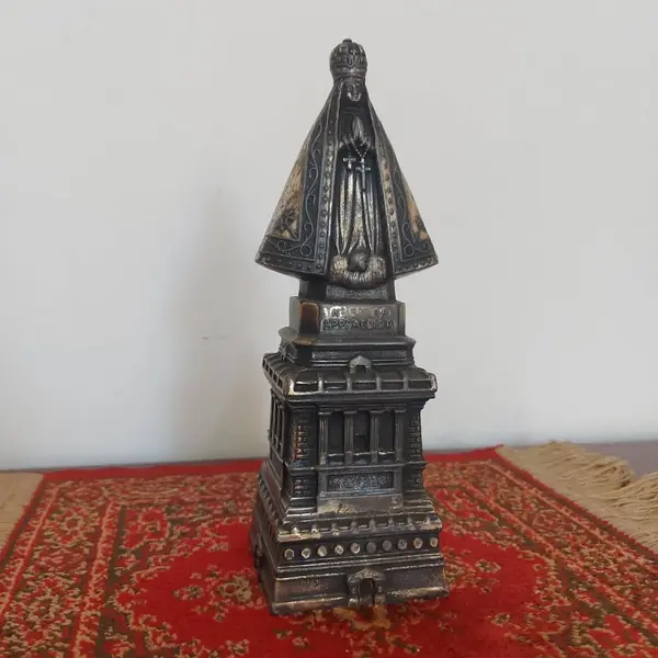 Foto de um(a) Imagem Nossa Senhora Aparecida em metal, da categoria de Objetos religiosos e espirituais. Antiga e linda imagem de Nossa Senhora Aparecida em metal. Medidas: altura 23 cm x largura 8,5 cm. Mostrado de uma perspectiva diferente. Vendido no marketplace Trésors.