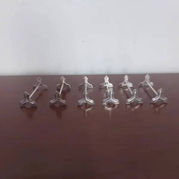 Foto de um(a) Conjunto com 06 descansa talheres Wolff, da categoria de Outros utensílios. WOLFF jogo 6 descansos de talheres espessurados a prata. Medida: 7,5 cm. Mostrado de uma perspectiva diferente. Vendido no marketplace Trésors.