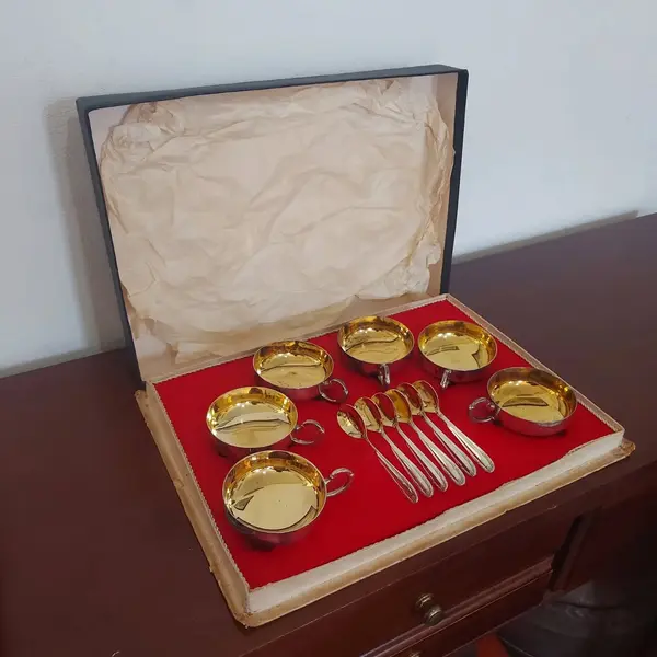Foto de um(a) Conjunto sobremesa Bel Prata, da categoria de Conjuntos de servir. Antigo e lindo conjunto para sobremesa, Bel Prata, com detalhes em banho dourado,composto de 6 tacinhas e 6 colheres... Mostrado de uma perspectiva diferente. Vendido no marketplace Trésors.