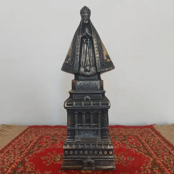 Foto de um(a) Imagem Nossa Senhora Aparecida em metal, da categoria de Objetos religiosos e espirituais. Antiga e linda imagem de Nossa Senhora Aparecida em metal. Medidas: altura 23 cm x largura 8,5 cm. Mostrado de uma perspectiva diferente. Vendido no marketplace Trésors.