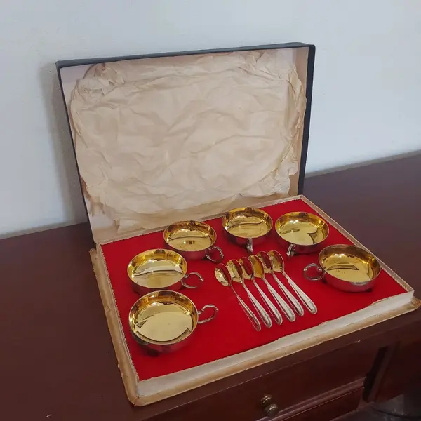 Foto de um(a) Conjunto sobremesa Bel Prata, da categoria de Conjuntos de servir. Antigo e lindo conjunto para sobremesa, Bel Prata, com detalhes em banho dourado,composto de 6 tacinhas e 6 colheres... Mostrado de uma perspectiva diferente. Vendido no marketplace Trésors.