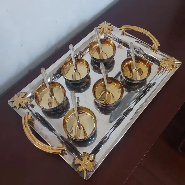 Foto de um(a) Conjunto sobremesa Bel Prata, da categoria de Conjuntos de servir. Antigo e lindo conjunto para sobremesa, Bel Prata, com detalhes em banho dourado,composto de 6 tacinhas e 6 colheres... Mostrado de uma perspectiva diferente. Vendido no marketplace Trésors.