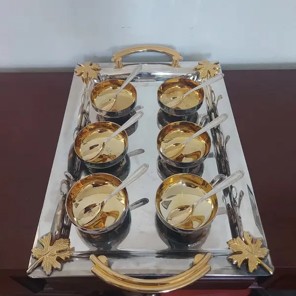 Foto de um(a) Conjunto sobremesa Bel Prata, da categoria de Conjuntos de servir. Antigo e lindo conjunto para sobremesa, Bel Prata, com detalhes em banho dourado,composto de 6 tacinhas e 6 colheres... Mostrado de uma perspectiva diferente. Vendido no marketplace Trésors.