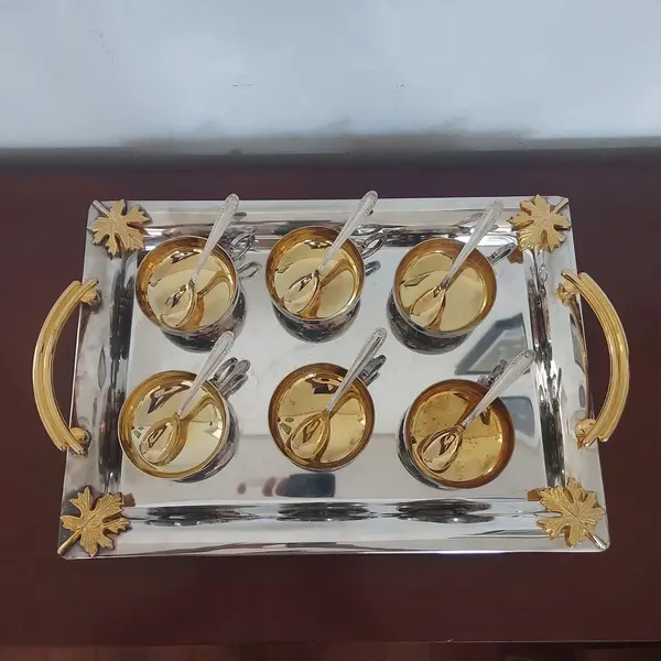 Foto de um(a) Conjunto sobremesa Bel Prata, da categoria de Conjuntos de servir. Antigo e lindo conjunto para sobremesa, Bel Prata, com detalhes em banho dourado,composto de 6 tacinhas e 6 colheres... Mostrado de uma perspectiva diferente. Vendido no marketplace Trésors.