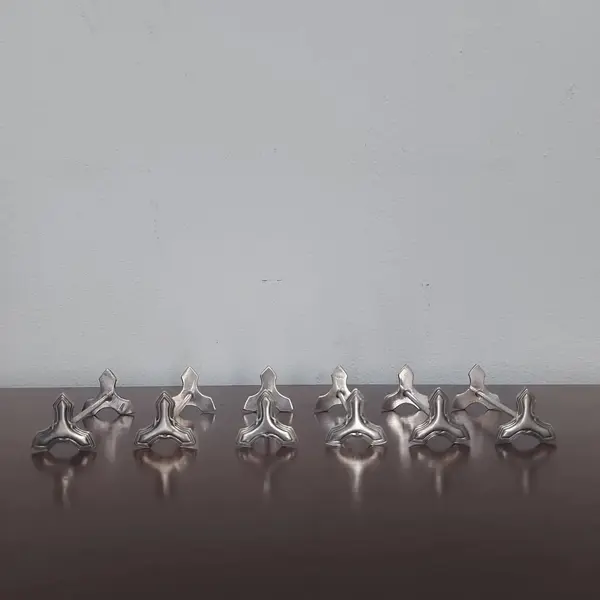 Foto de um(a) Conjunto com 06 descansa talheres Wolff, da categoria de Outros utensílios. WOLFF jogo 6 descansos de talheres espessurados a prata. Medida: 7,5 cm. Mostrado de uma perspectiva diferente. Vendido no marketplace Trésors.