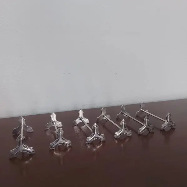 Foto de um(a) Conjunto com 06 descansa talheres Wolff, da categoria de Outros utensílios. WOLFF jogo 6 descansos de talheres espessurados a prata. Medida: 7,5 cm. Mostrado de uma perspectiva diferente. Vendido no marketplace Trésors.