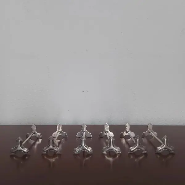 Foto de um(a) Conjunto com 06 descansa talheres Wolff, da categoria de Outros utensílios. WOLFF jogo 6 descansos de talheres espessurados a prata. Medida: 7,5 cm. Mostrado de uma perspectiva diferente. Vendido no marketplace Trésors.
