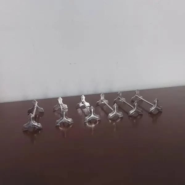 Foto de um(a) Conjunto com 06 descansa talheres Wolff, da categoria de Outros utensílios. WOLFF jogo 6 descansos de talheres espessurados a prata. Medida: 7,5 cm. Mostrado de uma perspectiva diferente. Vendido no marketplace Trésors.
