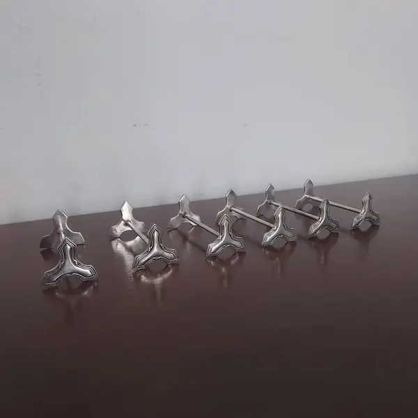 Foto de um(a) Conjunto com 06 descansa talheres Wolff, da categoria de Outros utensílios. WOLFF jogo 6 descansos de talheres espessurados a prata. Medida: 7,5 cm. Mostrado de uma perspectiva diferente. Vendido no marketplace Trésors.