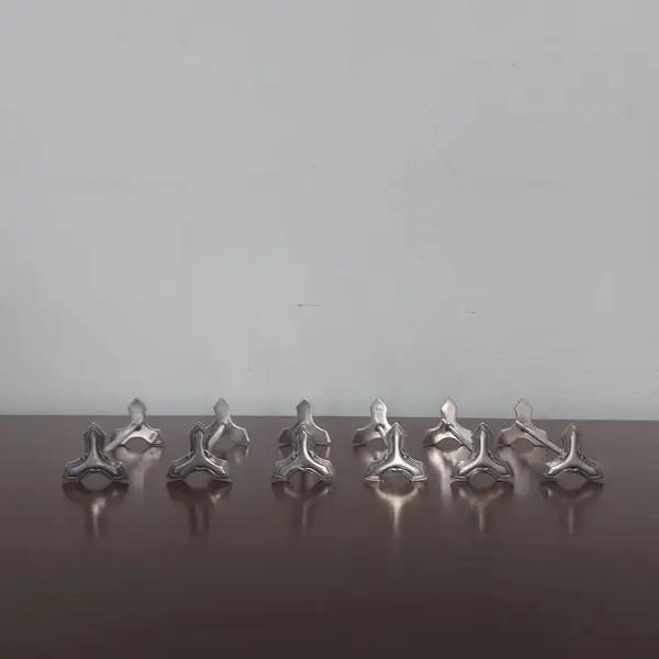 Foto de um(a) Conjunto com 06 descansa talheres Wolff, da categoria de Outros utensílios. WOLFF jogo 6 descansos de talheres espessurados a prata. Medida: 7,5 cm. Mostrado de uma perspectiva diferente. Vendido no marketplace Trésors.
