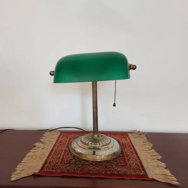 Foto de um(a) Luminária de mesa modelo Banker, da categoria de Abajures. Antiga luminária de mesa modelo BANKER para ambientes de leitura, escritório ou decoração com cúpula em vidro verde.... Mostrado de uma perspectiva diferente. Vendido no marketplace Trésors.