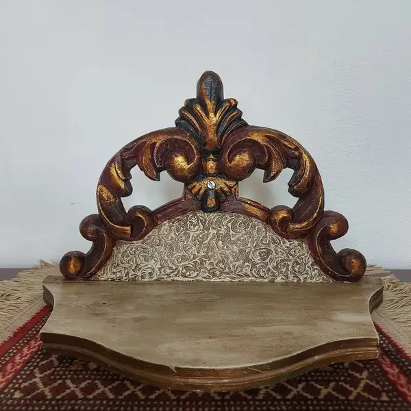 Foto de um(a) Peanha em madeira, da categoria de Objetos de parede. Peanha de madeira com belos entalhes na cor dourada e branco, peça da cidade de Campanha - MG datada 07/2003. Medidas:... Mostrado de uma perspectiva diferente. Vendido no marketplace Trésors.