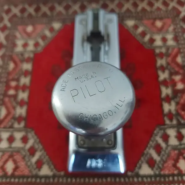 Foto de um(a) Grampeador antigo Chicago Pilot Ace, da categoria de Itens de Escritório. Antigo e lindo grampeador Chicago Pilot Ace. Mostrado de uma perspectiva diferente. Vendido no marketplace Trésors.