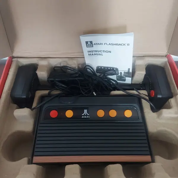 Foto de um(a) Console Atari Flashback 8, da categoria de Videogames e jogos de fliperama. Console Atari Flashback 8 Classic Game com 105 Jogos Atari. Mostrado de uma perspectiva diferente. Vendido no marketplace Trésors.