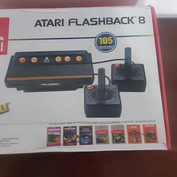 Foto de um(a) Console Atari Flashback 8, da categoria de Videogames e jogos de fliperama. Console Atari Flashback 8 Classic Game com 105 Jogos Atari. Mostrado de uma perspectiva diferente. Vendido no marketplace Trésors.