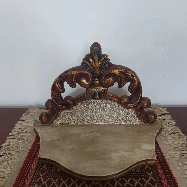 Foto de um(a) Peanha em madeira, da categoria de Objetos de parede. Peanha de madeira com belos entalhes na cor dourada e branco, peça da cidade de Campanha - MG datada 07/2003. Medidas:... Mostrado de uma perspectiva diferente. Vendido no marketplace Trésors.