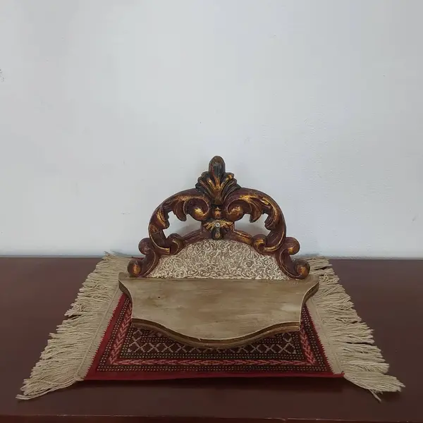 Foto de um(a) Peanha em madeira, da categoria de Objetos de parede. Peanha de madeira com belos entalhes na cor dourada e branco, peça da cidade de Campanha - MG datada 07/2003. Medidas:... Mostrado de uma perspectiva diferente. Vendido no marketplace Trésors.