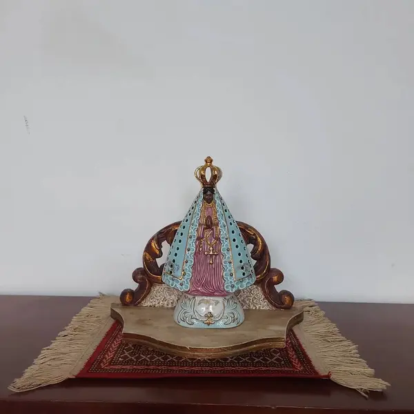 Foto de um(a) Peanha em madeira, da categoria de Objetos de parede. Peanha de madeira com belos entalhes na cor dourada e branco, peça da cidade de Campanha - MG datada 07/2003. Medidas:... Mostrado de uma perspectiva diferente. Vendido no marketplace Trésors.